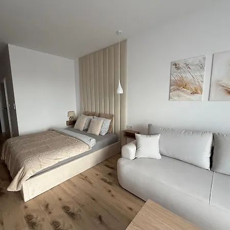 77 Apartament *