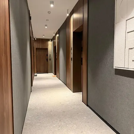 77 Apartament *